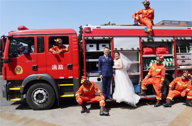別樣幸福！青島消防員拍出最有意義的訓練場婚紗照