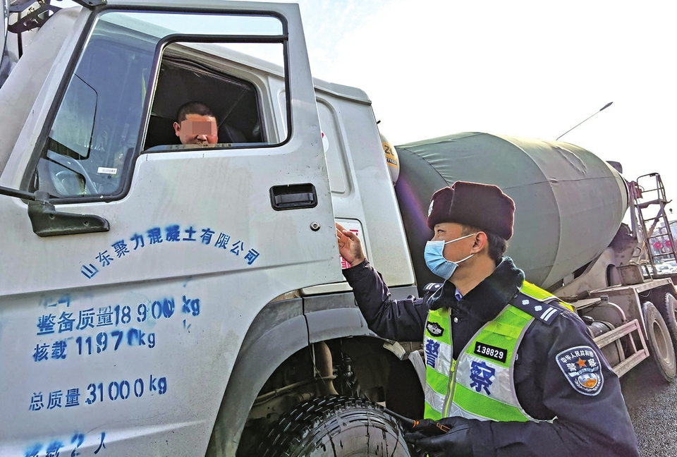 濟南：大貨車“右轉必停”開出首張罰單
