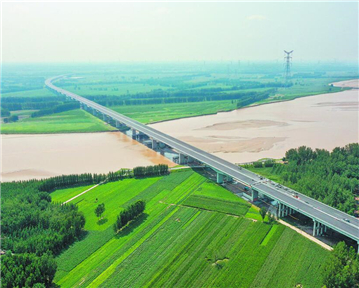 阳新高速黄河大桥路面沥青摊铺完成