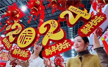山东潍坊：商场新年节日氛围浓