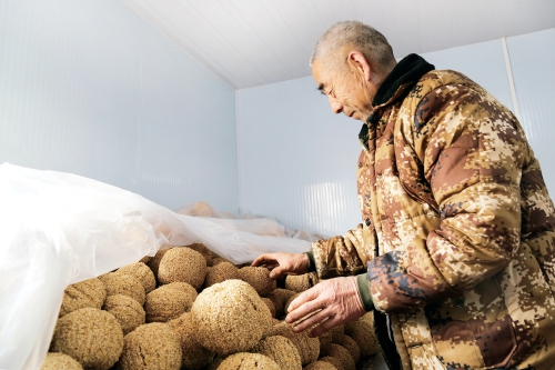 濟南72歲大爺做糖瓜52年 近倆月預訂20000斤