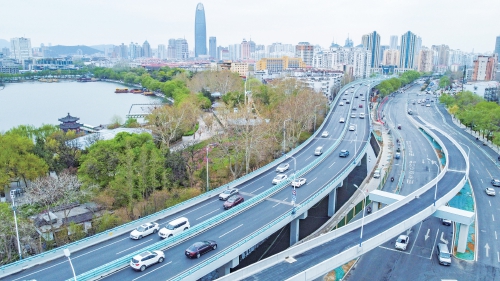 濟南順河高架經一路下橋匝道隔音屏障和路燈安裝就位