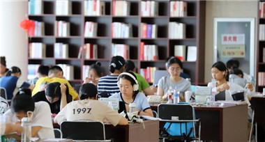 山东潍坊：图书馆内“充电”忙